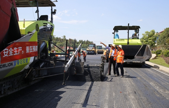 攤鋪機、壓路機等設備緊張有序運行，高達170℃的瀝青混合料炙烤著公路人